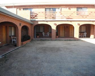 Cooma Country Club Motor Inn - Cooma - Innenhof