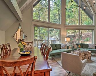 1 Mi to Town Chalet-Style Highlands Retreat - Highlands - Wohnzimmer