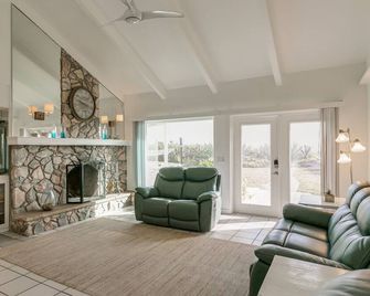 Private Direct Oceanfront Home! Pet Friendly - Cape Canaveral - Huiskamer