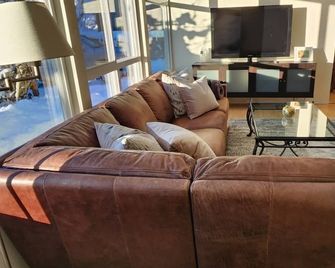 Half Acre of amazing privacy in Lynn Valley North Vancouver, BC Serenity - North Vancouver - Olohuone