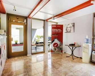 OYO Hotel Wichita Falls - Downtown - Wichita Falls - Receptionist