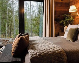 6-bdrm 5.5 bath aframe cabin-private trails, hot tub, sauna, woods Boyne City,MI - Boyne City - Bedroom