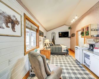 Homey Pet-Friendly Libby Cottage with Yard by Creek! - Libby