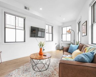 ✮unique 1br | Walk To Njpac/Njpenn | 30min To Nyc✮ - Newark - Living room