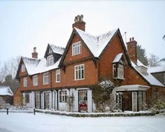 Ravenwood Hall Hotel - Bury St. Edmunds - Building