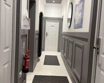 Laurieston Inn - Blackridge - Hallway