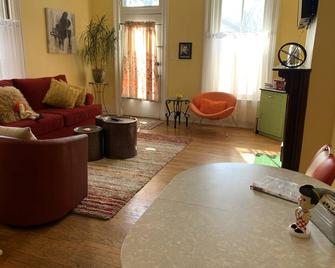 The Slanted House - Charming And Cozy! - Covington - Vardagsrum