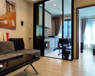 Many Holiday The Base Condo - Pattaya - Living room