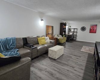 Spacious 4-Br Home | Fire Pit | Deck | - Hinton - Living room