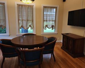 Historical Home Close To Downtown - Geneva - Dining room
