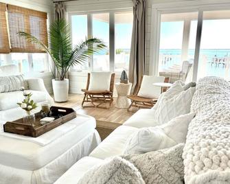 Cedar & Salt Cottage -Waterfront, Dock Views, Sleeps 6 -Mins to Beach Newport - Newport - Sala de estar