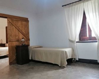 Castello di Mile - trekking e relax in Sicilia - Longi - Bedroom