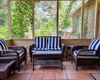 Beautiful-Patio-Ping Pong-Arcade fence yrd - Tallahassee - Patio