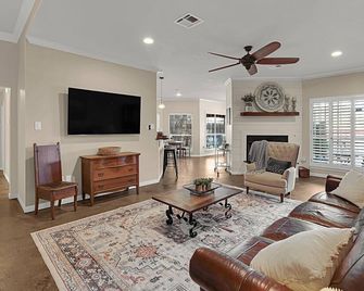 Heart of Texas Hangout/Pool/Game Room/Sport Court - Hewitt - Living room