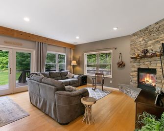 Lake George Mountain Retreat - Family And Pet Friendly - Lake George - Living room