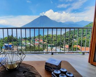 Dramatic new home, close to center, STUNNING views! Now with Starlink Internet! - San Marcos La Laguna - Balcón