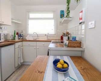 Dolly's Lookout, Country Holiday Cottage In Kessingland - Lowestoft - Kitchen
