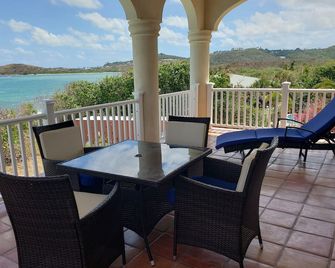 Another Day in Paradise, Luxury Villa on the Beach with private pool !! - Christiansted - Balcon