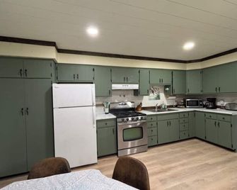 Quiet retreat on Little Whitefish Lake - Garrison - Cocina