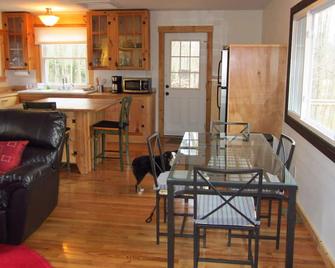 In the heart of Woodstock 2BR with Hot Tub and Wood Fireplace, - Woodstock - Dining room
