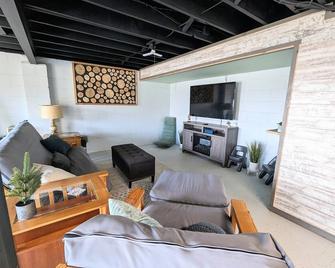 Tranquil Waters retreat with Lake Access and all the amenities to feel at home . - Fremont - Living room
