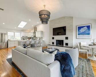 Stunning Westhampton Beach Home w/ Private Pool - Westhampton Beach - Wohnzimmer