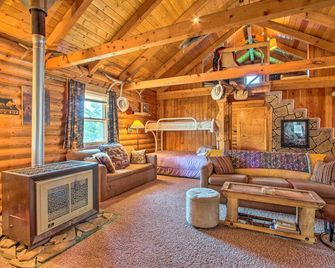 Charming Montana Retreat w/ Mountain Views! - White Sulphur Springs - Living room