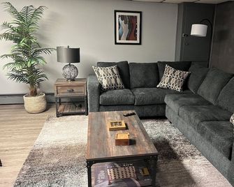 Large two bedroom lower unit. Downtown Waukesha. - Waukesha - Вітальня