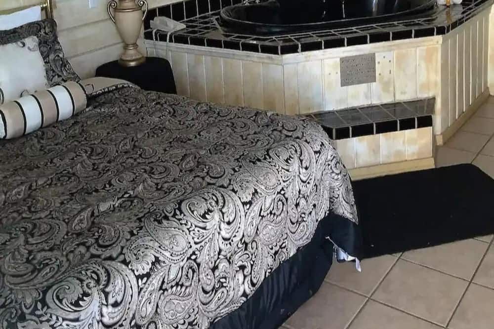 1 King Bed Jetted Tub Non-Smoking(Theme3 - Swimmers Paradise or Tahiti) - Yucca Valley - Chambre