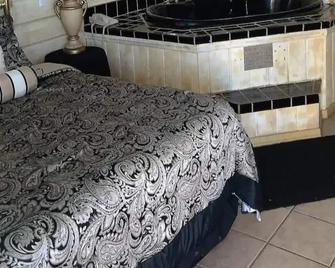 1 King Bed Jetted Tub Non-Smoking(Theme3 - Swimmers Paradise or Tahiti) - Yucca Valley - Camera da letto