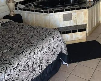 1 King Bed Jetted Tub Non-Smoking(Theme3 - Swimmers Paradise or Tahiti) - Yucca Valley - Chambre