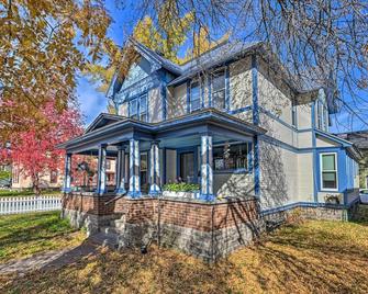 Victorian Apartment 1 Mi to Wisconsin River - Stevens Point - Building