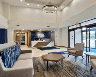 هوليداي إن إكسبرس موبيل اIي-65 باي آيتش جي - موبيل - ردهة