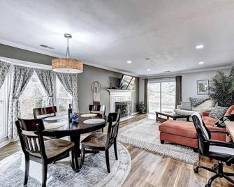 Quiet/Private/Easy. Walk to restaurants/shops - Alpharetta - Dining room