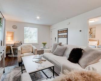 Cozy home in the heart of Vancouver. Next to a park. Few min drive to PDX. - Vancouver - Living room