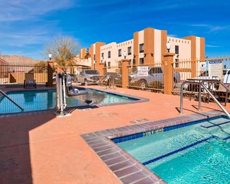 SureStay Plus Hotel by Best Western Yucca Valley Joshua Tree - Yucca Valley - Басейн
