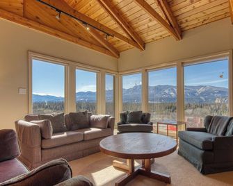 Fairmont Creek Property Rentals Vacation Homes - Fairmont Hot Springs - Living room