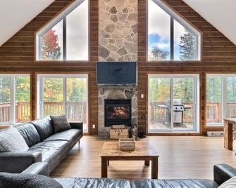 Le Bonheur-Spa / Bike, Outdoor + Ski-In / Ski-Out - Morin-Heights - Living room