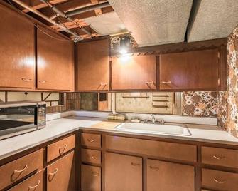 Luxury spacious Home in a quite neighborhood. - Warren - Kitchen