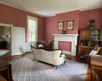 A charming turn of the century farmhouse in the heart of Lake Country. - 南山 - 客廳