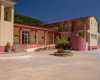 Menes Hotel - Desimi - Building