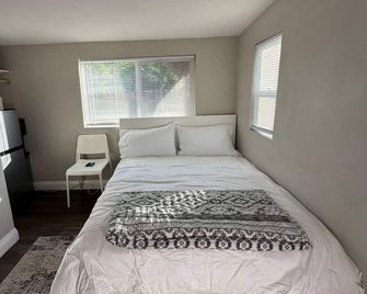 Cozy bedroom with private entrance in charming Poway with WiFi access - Poway - Bedroom