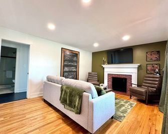 The Sweet Retreat Accessible Historic Home - La Grange - Living room