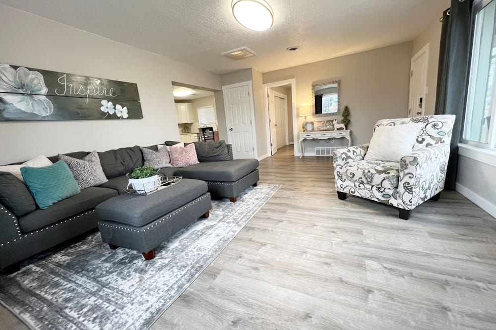 Gorgeous Hideout, Close To Everything, 3 Bedrooms, Fully Remodeled! - Salina - Living room