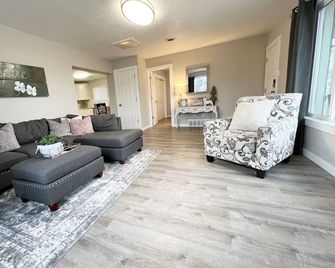 Gorgeous Hideout, Close To Everything, 3 Bedrooms, Fully Remodeled! - Salina - Living room
