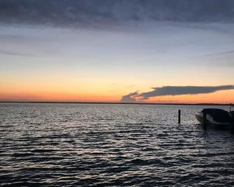 1st Fl of duplex. Sunsets over the bay, walk to beach. Great family getaway. - Ship Bottom - Playa