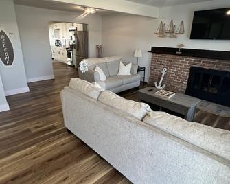 Charming 3-bedroom cottage on the lake in lovely Linden with a beautiful view! - Fenton - Living room