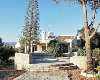 Spacious Villa In Pareklisia - 3 Minutes To The Sea, Great Views And Jacuzzi - Pyrgos - Edificio