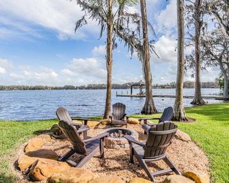 Lakefront Paradise Seasonal Getaway - Land O' Lakes - Patio