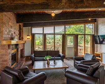 6 bdrm Cottage with Private Beach Access, BBQ, Outdoor Hot Tub, Sauna, Ping Pong Table, Petfriendly - The Blue Mountains - Salon